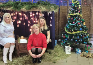 Zdjęcie Nauczycielek na tle szopki
