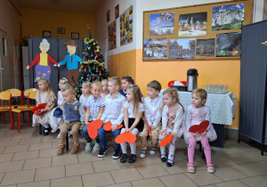 Dzieci trzymają serduszka