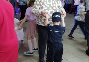 Taniec w parze babcia z wnuczkiem