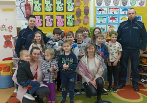 Grupowe zdjęcie dzieci, nauczycieli i policjantów
