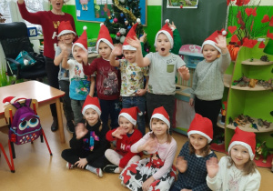 dzieci w mikołajkowych czapkach