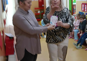 Nauczycielka rozdaje walentynki