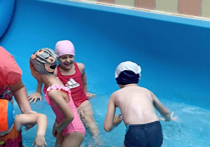 Zjeżdżanie z rury na basenie