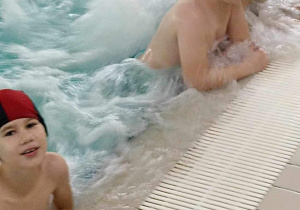 Chłopcy w bąbelkowym jacuzzi