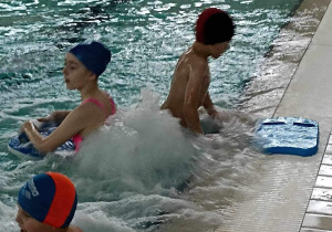 Chłopcy w bąbelkowym jacuzzi 3