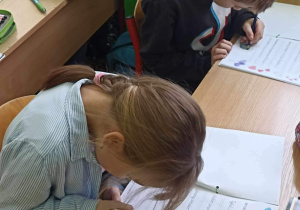 Dzieci uzupełniają karty pracy 2
