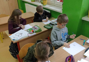Dzieci uzupełniają karty pracy 3
