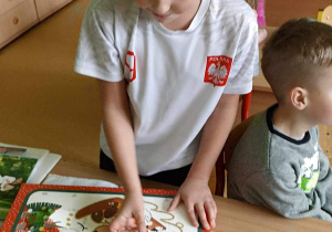 Dzieci losują upominki 2