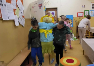 Uczniowie wynoszą kukłę zimy na zewnątrz 1