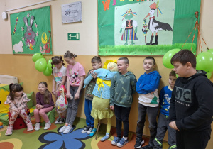 Kukła zimy trzymana przez wykonawców