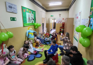 Śpiewanie piosenki na pożegnanie zimy