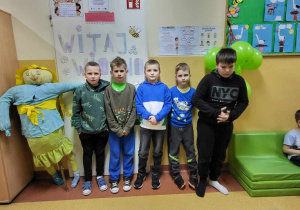 Pozowanie do zdjęcia starszej grupy chłopców