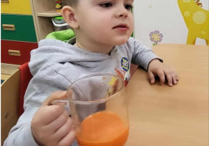 Dzieci piją sok 2