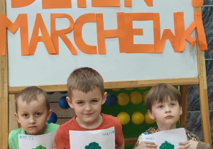 Chłopcy pozują do zdjęcia