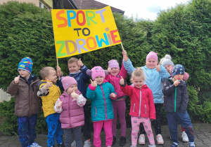 Dzieci trzymają plakat "Sport to zdrowie"