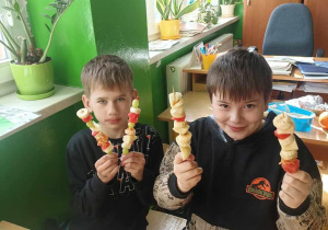 Przygotowanie szaszłyków owocowo-warzywnych