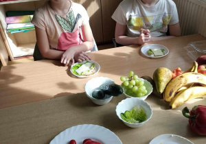 Dzieci przygotowują kanapki wiosenne 1