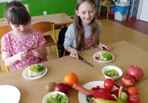 Dzieci przygotowują kanapki wiosenne 2
