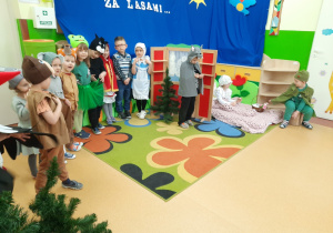 scenka uratowanie babci przez leśniczego