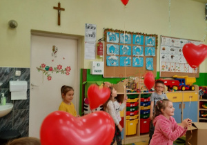 zabawa z balonami, serduszkami