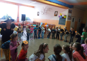 dzieci z nauczycielem podczas zabawy ruchowej