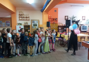 nauczycielka w stroju czarodziejki opowiada dzieciom 1
