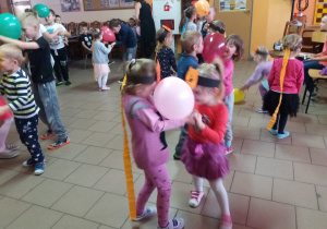 zabawy konkursowe dzieci z balonami 1