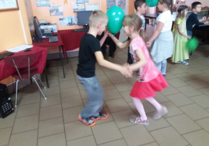zabawy konkursowe dzieci z balonami 2