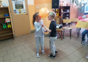 zabawy konkursowe dzieci z balonami 5
