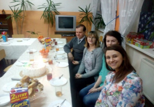 Członkowie stowarzyszenia siedzą przy stole podczas rozmów związanych z jubileuszem 5-leciaStowarzyszenia na Rzecz Rozwoju Oświaty w Kruszewcu "Nasza Szkoła 1
