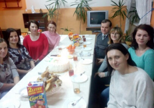 Członkowie stowarzyszenia siedzą przy stole podczas rozmów związanych z jubileuszem 5-leciaStowarzyszenia na Rzecz Rozwoju Oświaty w Kruszewcu "Nasza Szkoła 2