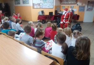 dzieci wpatrują się w Mikołajka