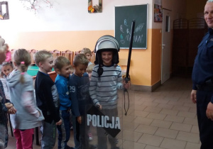 dziecko zapoznaje się ze sprzętem policyjnym 2