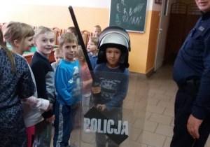 dziecko zapoznaje się ze sprzętem policyjnym 3