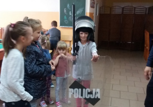 dziecko zapoznaje się ze sprzętem policyjnym 5