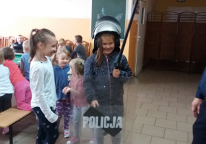 dziecko zapoznaje się ze sprzętem policyjnym 6