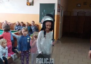 dziecko zapoznaje się ze sprzętem policyjnym 7