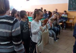 dziecko zapoznaje się ze sprzętem policyjnym 8