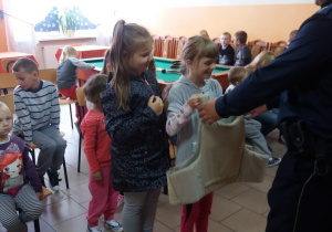 dziecko zapoznaje się ze sprzętem policyjnym 11