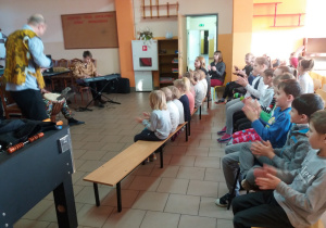 Dzieci klaszczą