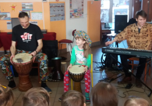 Zapoznanie dziecka z używania instrumentów w muzyce afrykańskiej 2
