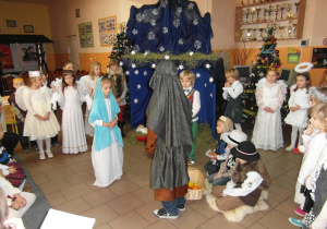 Trzej Królowie przekazują dary