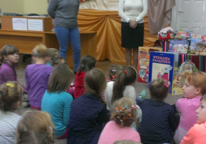 Bibliotekarki podczas prezentacji "Roku Kolberga" 1
