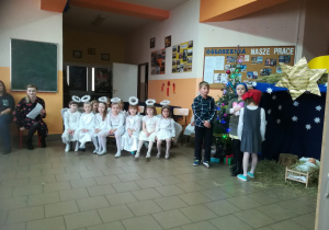 dzieci w aureolach przy szopce 1