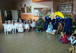 dzieci w aureolach przy szopce 2