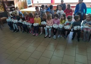 dzieci z paczkami od Mikołaja