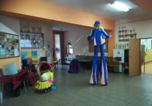 cyrkowiec na szczudłach