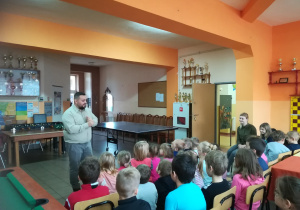 leśnik w gronie dzieci przekazuje informacje 1