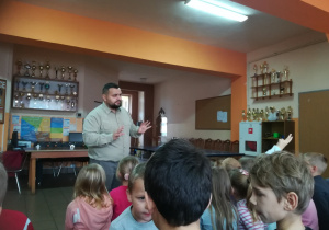 leśnik w gronie dzieci przekazuje informacje 2