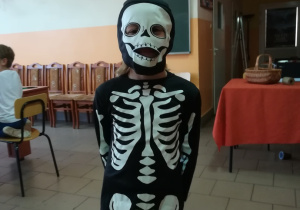 dziecko przebrane za szkielet
